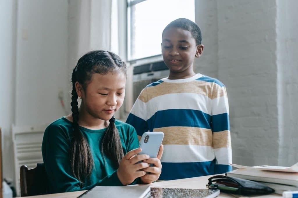 What are the benefits of instant messaging for kids?